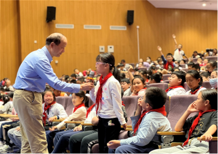 图3 中国科学院上海天文台研究员杨志根与学生现场互动.png